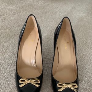 Kate Spade Black Patent Pump with Gold Bow 7.5